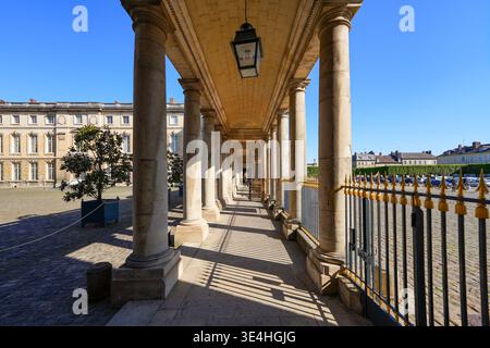 Perspektivischer Blick unter der neoklassizistischen Kolonnade des Palastes von Compiegne, einer ehemaligen königlichen und kaiserlichen Residenz in Picardie, Frankreich Stockfoto
