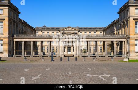 Die neoklassizistische Fassade und der Ehrenhof des Palastes von Compiegne, einer ehemaligen königlichen und kaiserlichen Residenz in der Picardie, Frankreich Stockfoto