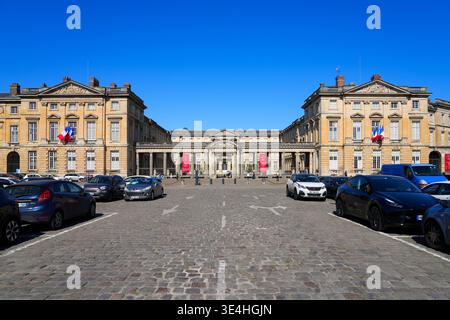 Die neoklassizistische Fassade und der Ehrenhof des Palastes von Compiegne, einer ehemaligen königlichen und kaiserlichen Residenz in der Picardie, Frankreich Stockfoto