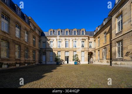 Der historische kopfsteingepflasterte Innenhof und die neoklassizistische Fassade des Palastes von Compiegne, einer ehemaligen königlichen und kaiserlichen Residenz in der Picardie, Frankreich Stockfoto