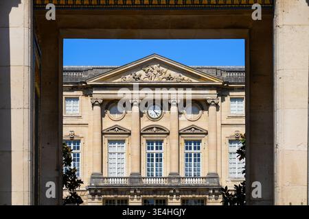 Zentraler Glockenturm und neoklassizistische Fassade des Palastes von Compiegne, einer ehemaligen königlichen und kaiserlichen Residenz in der Picardie, Frankreich Stockfoto