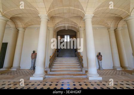 Große neoklassizistische Treppe im Palast von Compiegne, einer ehemaligen königlichen und kaiserlichen Residenz in Picardie, Frankreich Stockfoto
