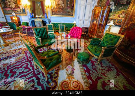 Das elegante Musikzimmer der Kaiserin im Palast von Compiegne, einer ehemaligen königlichen und kaiserlichen Residenz in Picardie, Frankreich Stockfoto