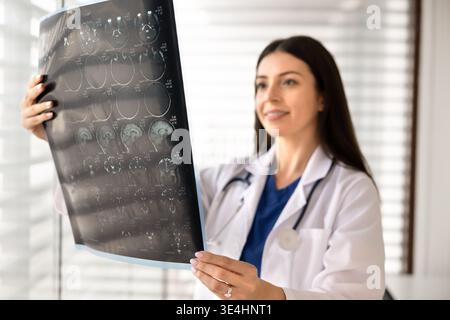 Nahaufnahme einer ärztlichen Radiologin, die die Scan-Ergebnisse überprüft Stockfoto
