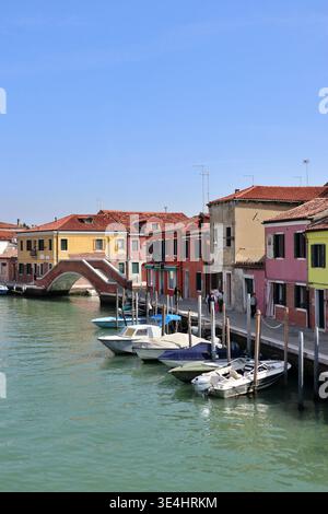 Ponte San Martino (Brücke von San Martino) und Canale di San Donato (Kanal von San Donato) von der Ponte San Donato (Brücke von San Donato) in Murano, Italien Stockfoto