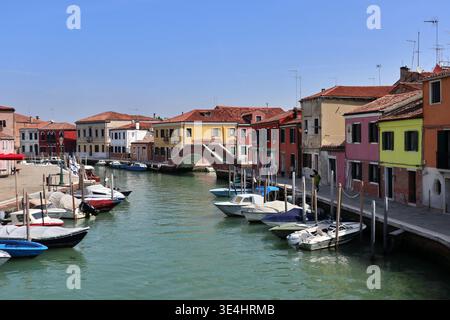 Ponte San Martino (Brücke von San Martino) und Canale di San Donato (Kanal von San Donato) von der Ponte San Donato (Brücke von San Donato) in Murano, Italien Stockfoto