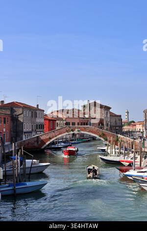 Ponte San Donato (San Donato Brücke) über den Canale di San Donato (San Donato Kanal) von der Ponte San Martino (San Martino Brücke) in Murano, Italien Stockfoto