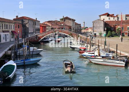Ponte San Donato (San Donato Brücke) über den Canale di San Donato (San Donato Kanal) von der Ponte San Martino (San Martino Brücke) in Murano, Italien Stockfoto