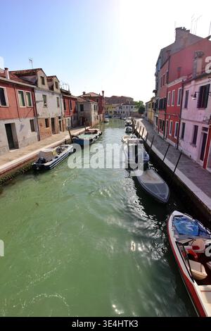Rio San Matteo (Kanal) von der Ponte San Martino (Brücke San Martino) in Murano, Italien Stockfoto
