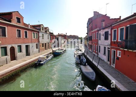Rio San Matteo (Kanal) von der Ponte San Martino (Brücke San Martino) in Murano, Italien Stockfoto