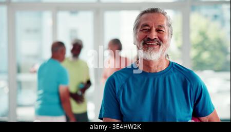 Fitness, Porträt und Senior Mann in Pilates Klasse für Gesundheit, Training oder Wellness Aktivität. Bewegung, Freude und Zufriedenheit mit dem alten Menschen in Stockfoto