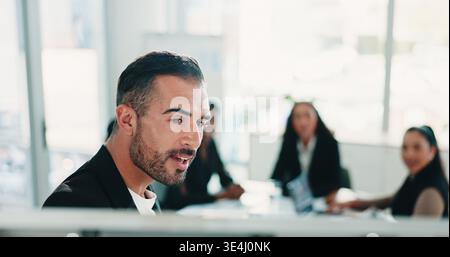 Finanzen, Besprechung und Präsentation mit Geschäftsleuten, die Kollegen im Konferenzraum des Büros unterrichten. Coaching, Entwicklung und Whiteboard mit dem Mitarbeiterteam Stockfoto