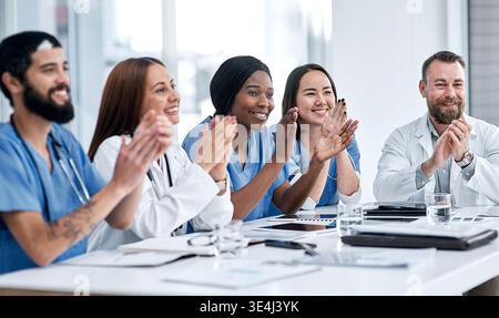 Erfolg, Treffen und Applaus mit Ärzten im Krankenhaus für Feier, Unterstützung und Gesundheit. Teamwork, Medizin und Anfeuern mit einer Gruppe von Menschen Stockfoto