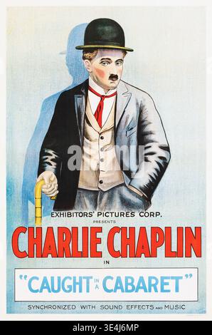 Dieses Vintage-Filmplakat aus den 1920er Jahren wirbt für die Pictures Corp.-Präsentation von Charlie Chaplin in „gefangen in einem Kabarett“ der Aussteller. Die Illustration zeigt eine klassische Darstellung von Charlie Chaplin in seiner legendären „Tramp“-Figur, komplett mit Bowler-Hut, Schnurrbart und Stock. Auf dem Poster wird hervorgehoben, dass der Film mit Soundeffekten und Musik synchronisiert ist. Stockfoto