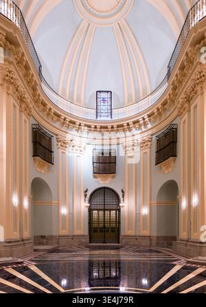 Elegante Klosterbasilika nach der Restaurierung mit gewölbter Kuppel, verzierten Putzdetails, schmiedeeisernen Balkonen und poliertem Marmor Stockfoto