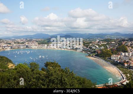 Ein atemberaubender Blick auf San Sebastian im Baskenland, Spanien, zeigt die lebendige Küstenlandschaft entlang der Atlantikküste mit malerischem bea Stockfoto