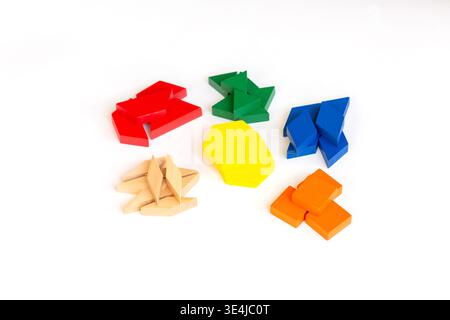 Bunte geometrische Puzzleteile in Rot, Grün, Blau, Gelb, Orange, und beige auf weißem Hintergrund für Bildung und Freizeit Stockfoto