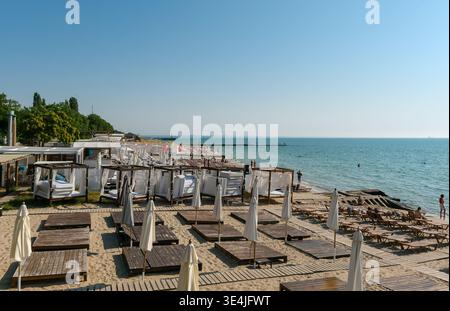 Odesa, Ukraine - 8. Juli 2025: Luxuriöses Strandresort in Odesa, Ukraine, mit weißen Cabanas, Holzplattformen und Sonnenliegen auf dem Sand. Stockfoto