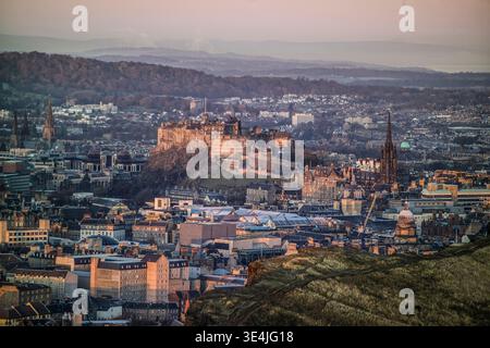 Goldene Stunde Blick auf Edinburgh Castle und die historische Skyline der Altstadt von den Felsen, mit Blick auf mittelalterliche Festungsmauern, Kirchtürme und städtisches Dach Stockfoto