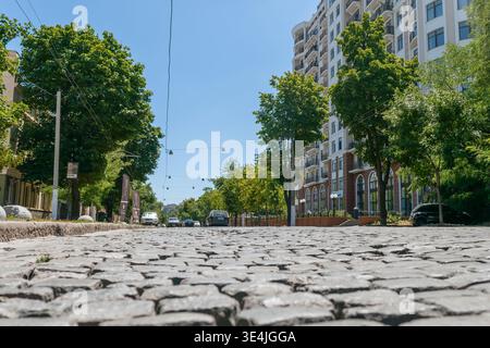 Odesa, Ukraine - 12. Juli 2025: Blick aus einem flachen Winkel auf den historischen, kopfsteingepflasterten französischen Boulevard in Odesa Stockfoto