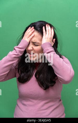 Frau mit starken Kopfschmerzen oder Stressmigräneerkrankungen Stockfoto