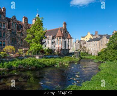 Malerischer Blick auf das historische Dean Village am Wasser von Leith in Edinburgh, mit Steinhäusern, Gärten am Fluss, einem klaren Bach und Ziegelstein Stockfoto