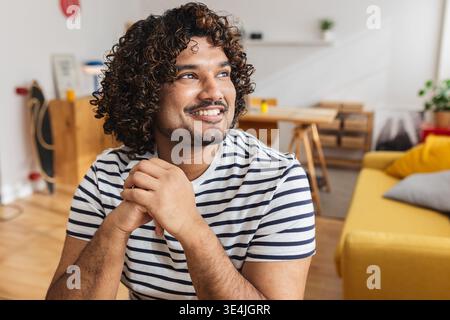 Junger indischer Mann, der während der Lernpause fröhlich ausdrückt Stockfoto