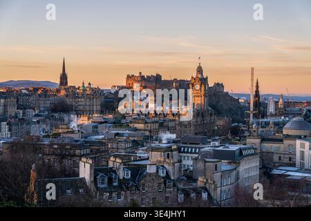 Panoramablick auf Edinburgh vom Calton Hill bei Sonnenuntergang mit Blick auf Edinburgh Castle, den Balmoral Uhrenturm und die historischen Dächer der Altstadt Stockfoto