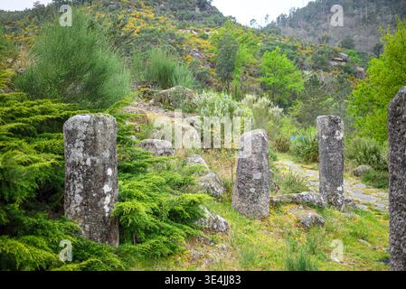 Portela do Home miliarios alte Steinmarkierungen in den Bergen das Konzept des römischen Erbes Stockfoto