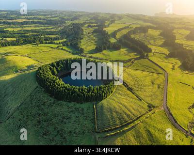 Kleiner See im Vulkankaldera auf der Insel Sao Miguel, Azoren, Portugal. Stockfoto