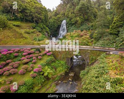 Blick aus der Vogelperspektive auf den Wasserfall Cascata da Ribeira dos Caldeiroes Stockfoto