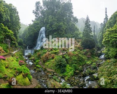 Blick aus der Vogelperspektive auf den Wasserfall Cascata da Ribeira dos Caldeiroes Stockfoto