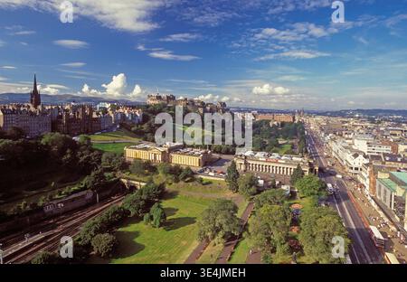 Panoramablick auf Princes Street Gardens und Edinburgh Castle vom Scott Monument aus, mit historischer Architektur, grünem Park und Bus Stockfoto