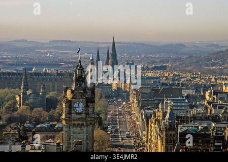 Panoramablick über Edinburgh vom Calton Hill, Blick auf die Princes Street in Richtung balmoralischer Uhrenturm und gotische Türme mit historischem Stein bui Stockfoto