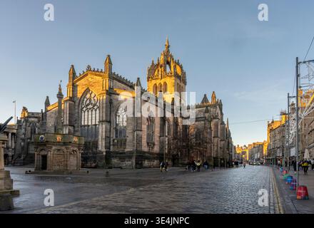 Die St Giles Cathedral und die kopfsteingepflasterte High Street in Edinburgh werden von Sonnenaufgangslicht durchflutet und setzen auf gotische Steinmetze, ruhige morgendliche Atmosphäre und historische Highlights Stockfoto