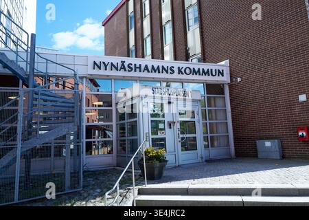 Nynashamns Kommun Eingang zum Rathaus Gebäude. Metalltreppen führen zu Glastüren mit Schildern oben. Nynashamn, Stockholmer County, Schweden, 12. Mai 202 Stockfoto