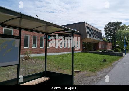 Bushaltestelle Grondalsskolan an einem sonnigen Tag. Nynashamn, Stockholmer County, Schweden, 25. Mai 2025 Stockfoto