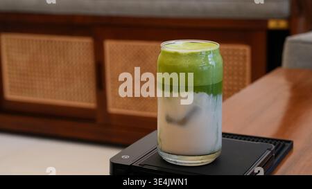 Eismatcha Latte in einer Glasdose Stockfoto