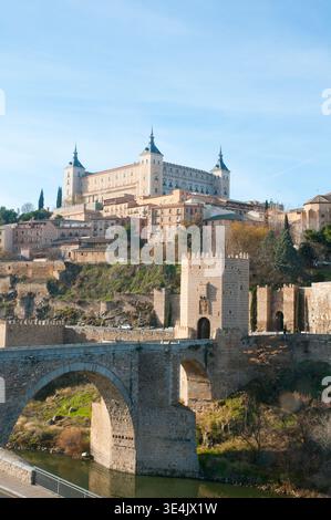 Alcantara Brücke und der Alcazar. Toledo, Castilla La Mancha, Spanien. Stockfoto