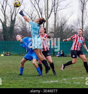 Die Warrington Rylands Damen-Fußballmannschaft spielt in der Sunday League mit ihren Heimspielen in der Gorsey Lane Stockfoto