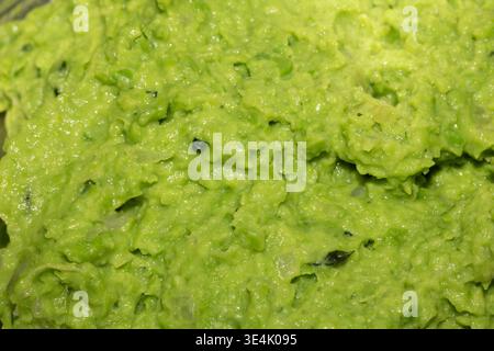 Nahaufnahme der frisch zubereiteten Beilage mit Erbsensauce Stockfoto
