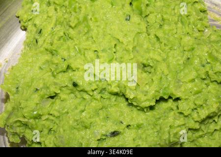 Nahaufnahme der frisch zubereiteten Beilage mit Erbsensauce Stockfoto