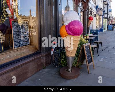 Neuartiges Plastikeis wurde verwendet, um für ein Eis- und Eisgeschäft in einer Cambridge High Street zu werben Stockfoto