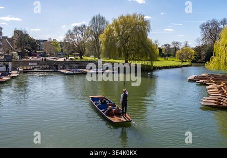 Touristen, die an einem hellen und sonnigen Morgen eine Kahnfahrt entlang des Flusses Cam genießen Stockfoto