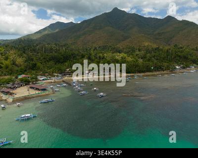 Sabang, Palawan, Philippinen – 7. April 2024: Auslegerboote aus der Vogelperspektive, die in der Nähe des Sabang Boat Terminals an einem Küstenort liegen. Stockfoto