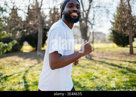Fitness, Laufen und schwarzer Mann in der Natur zum Sport Stockfoto