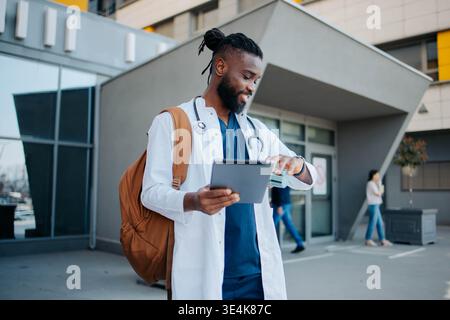 Der junge schwarze Doktor ist auf dem Flur Stockfoto