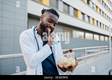 Männlicher medizinischer Mitarbeiter in einer Mittagspause Stockfoto