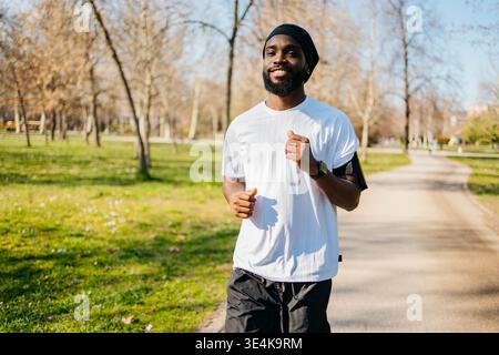 Männlicher Sportler, der während des Outdoor-Trainings im Park läuft Stockfoto