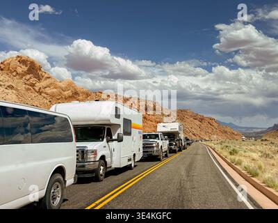 Moab, Utah, USA – 25. Mai 2025: Autos und Wohnmobile stehen an, um in den Arches National Park zu gelangen. Stockfoto